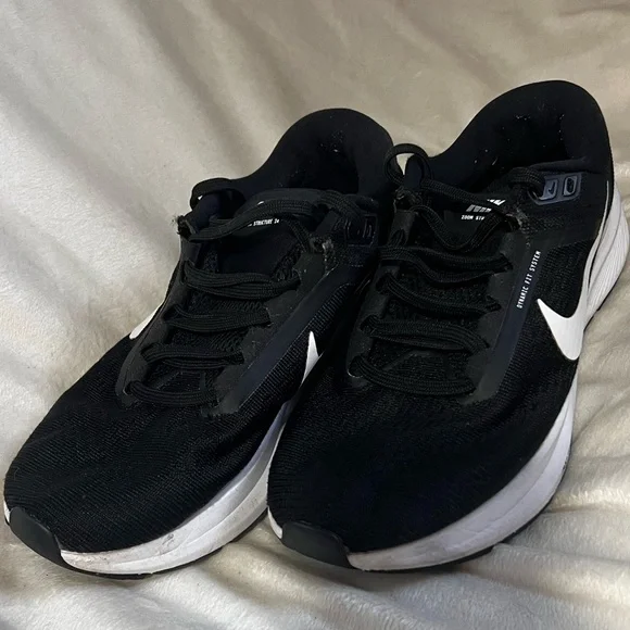 Nike Men's Black and White Athletic Shoes - Picture 3 of 4